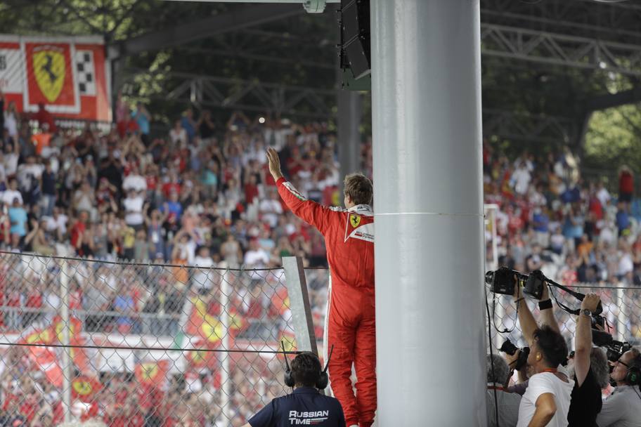 I tifosi della Ferrari tributano applausi a Vettel (Ap)